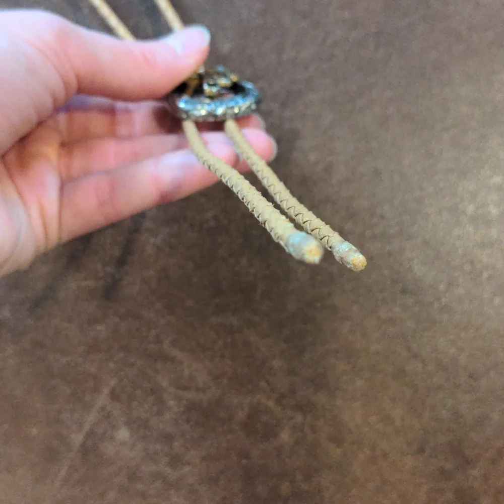 Vintage Western Bolo Necktie w/ Golden Saddle & Silvertone Stirrup Sliding Clip - Picture 4 of 9